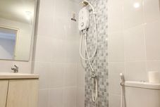 客房浴室 Comfort and Strategic 2BR Apartment at Tokyo Riverside PIK 2 By Travelio