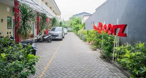 Others 2 RedDoorz Syariah near Suncity Mall Sidoarjo