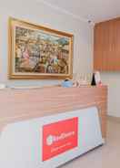 LOBBY RedDoorz Plus near Soekarno Hatta Airport Taman Mahkota