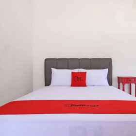 Bedroom 1 RedDoorz near UMY Yogyakarta, Hotel Ingkung Kuali