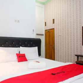 Bedroom 1 RedDoorz Syariah near RS Mitra Siaga, Sego Sambel Yu Sum Hotels