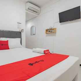Bedroom1RedDoorz Syariah @ Afifah Guest House near Bikasoga Sport Center,Cv. Sumber Jaya Maxima飯店