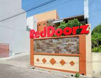 Luar Bangunan 2 RedDoorz Syariah near Kawasan Simpang Lima Pati