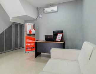 Lobi 2 RedDoorz near Plaza Atrium Senen