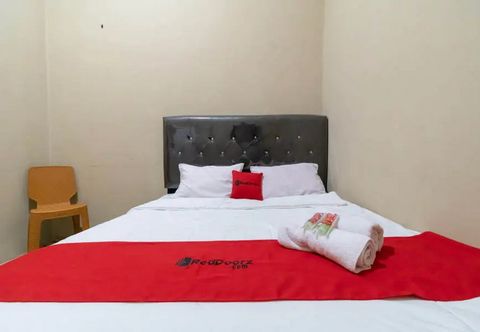 Bedroom RedDoorz near Palembang Trade Center 4