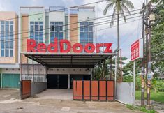 Exterior 2 RedDoorz near Palembang Trade Center 4