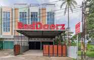 Bên ngoài 2 RedDoorz near Palembang Trade Center 4