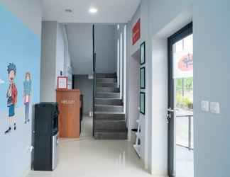 Lobi 2 RedDoorz near Sindu Kusuma Edupark 3