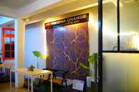 บาร์ คาเฟ่ และเลานจ์ Pesona Orange Homestay & Resto