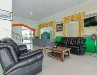 Lobby 2 RedDoorz Plus near Alun Alun Kejaksan Cirebon