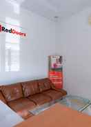 LOBBY RedDoorz Syariah near UISU Medan