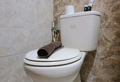 客房浴室 7 Spacious 2BR at Galeri Ciumbuleuit 1 Apartment By Travelio