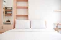 Kamar Tidur Simply and Warm Studio at Tokyo Riverside PIK 2 Apartment By Travelio