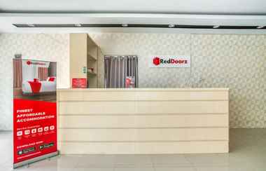 Lobby 2 RedDoorz Plus near RSUD Dr. Pirngadi Medan 2