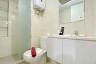 Toilet Kamar Homey and Spacious 3BR at Springlake Summarecon Bekasi Apartment By Travelio