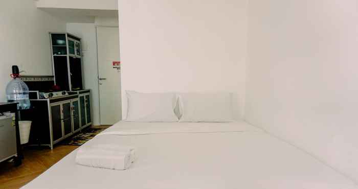 Bilik Tidur Simply Look & Homey Studio Urbantown Serpong Apartment By Travelio