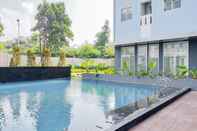 Kolam Renang Simply Look & Homey Studio Urbantown Serpong Apartment By Travelio