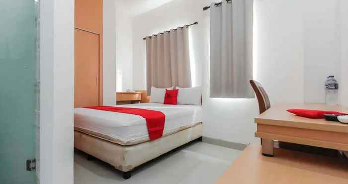 Bedroom RedDoorz Plus Near Galaxy Bekasi