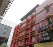 Exterior 5 RedDoorz Plus Near Galaxy Bekasi