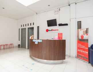 Lobby 2 RedDoorz Syariah near Grand Galaxy Park