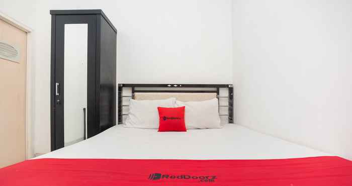 Bedroom RedDoorz Syariah near Grand Galaxy Park