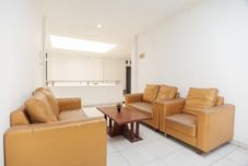 ロビー RedDoorz Syariah near Grand Galaxy Park