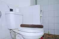 Toilet Kamar Best Location Studio Apartment at 2nd Floor Jarrdin Cihampelas By Travelio