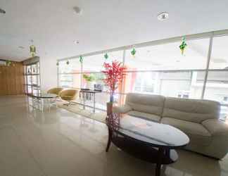 Lobby 2 RedDoorz Apartment near Bundaran Satelit Surabaya 2