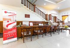 Lobby 4 RedDoorz Plus near Alun Alun Karanganyar