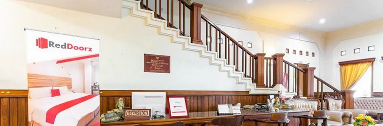 Lobby RedDoorz Plus near Alun Alun Karanganyar