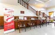 Lobby 4 RedDoorz Plus near Alun Alun Karanganyar