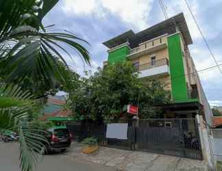 Luar Bangunan 2 RedDoorz Plus near Trisakti University