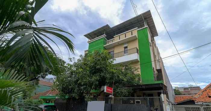 Bangunan RedDoorz Plus near Trisakti University