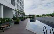 Kolam Renang 4 Warm and Homey Studio Room Serpong Garden Apartment By Travelio