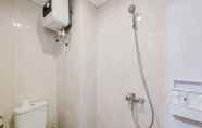 Toilet Kamar 3 Warm and Homey Studio Room Serpong Garden Apartment By Travelio