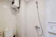 Toilet Kamar Warm and Homey Studio Room Serpong Garden Apartment By Travelio