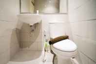 In-room Bathroom Cozy Living 2BR Apartment at Anderson Supermall Mansion By Travelio