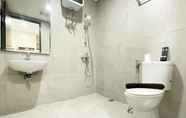 Toilet Kamar 4 Homey and Cozy Stay Studio Pollux Chadstone Apartment By Travelio