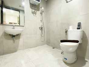 Toilet Kamar 4 Homey and Cozy Stay Studio Pollux Chadstone Apartment By Travelio