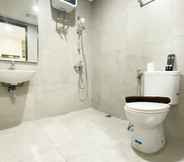 In-room Bathroom 4 Homey and Cozy Stay Studio Pollux Chadstone Apartment By Travelio