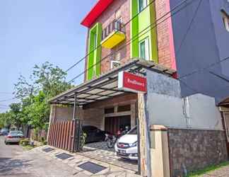 Bangunan 2 RedDoorz near Trans Studio Mall 2