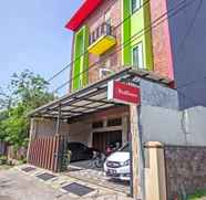 Exterior 2 RedDoorz near Trans Studio Mall 2