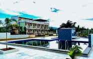 Kolam Renang 5 Jeanine's Travellers Inn by RedDoorz