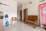 Lobby RedDoorz near Taman Wisata Alam Punti Kayu Palembang 2