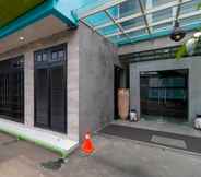 Exterior 4 RedDoorz Plus Near Halim Perdanakusuma 2