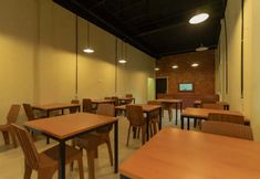 Others 7 RedDoorz Syariah near Transmart Jambi 2.