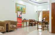 Lobby 4 RedDoorz Syariah near Grand Kota Bintang