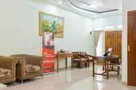 Lobby RedDoorz Syariah near Grand Kota Bintang