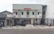 Exterior 7 RedDoorz near Prujakan Station Cirebon