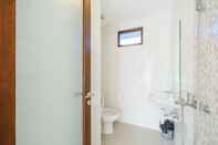 In-room Bathroom Dharma Guest House RedPartner